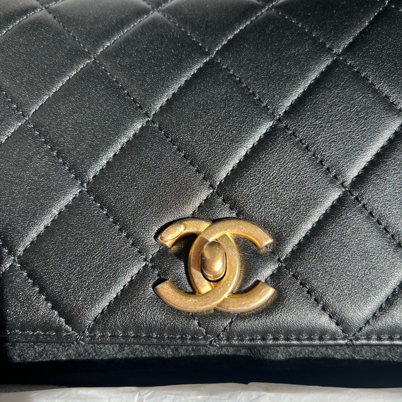 NEVER WORN CHANEL PEARL flap bag. VERY RARE - Picture 5 of 10